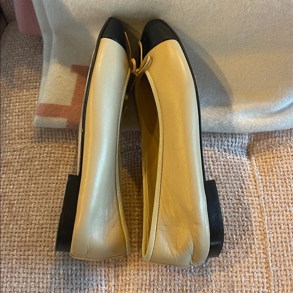 CHANEL Two-Tone Beige and Black Classic Ballet Flats - Picture 3 of 5